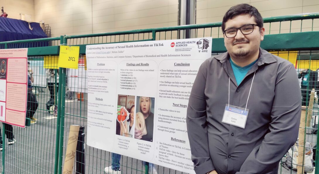 Carlos presenting his research in the UIC's undergraduate research forum