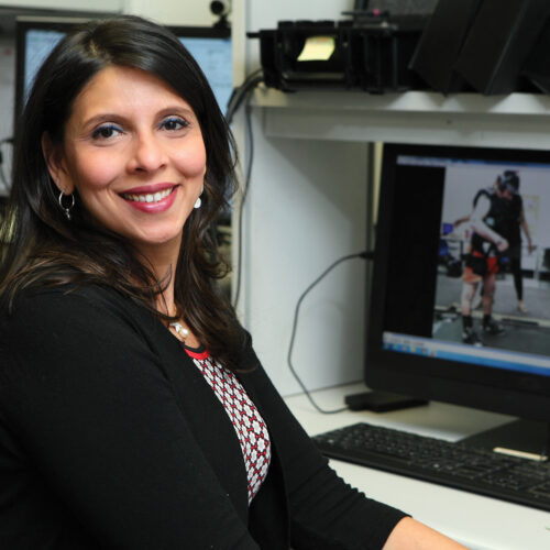 Tanvi Bhatt in her lab with a computer