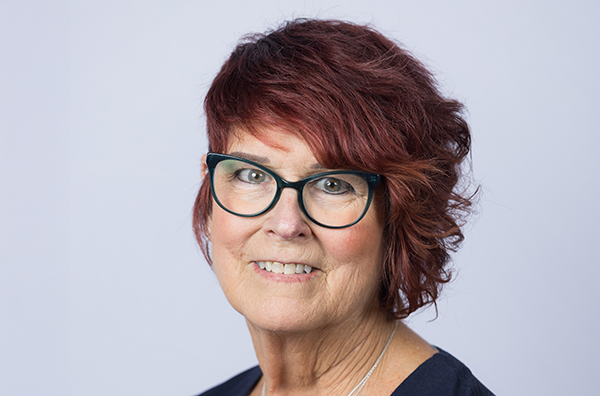 Robin Jones headshot