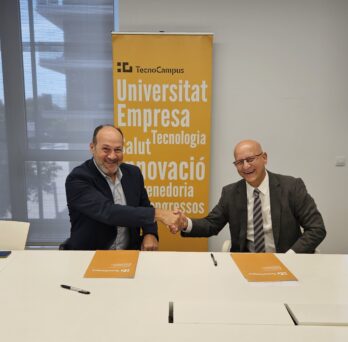 Josep Lluís Checa (left) and Carlos Crespo (right) are sitting next to each other and shaking hands.
                  